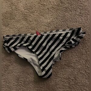🌸 VICTORIA’S SECRET CHEEKY BIKINI BOTTOMS WITH RUFFLES AND STRIPES SIZE XS